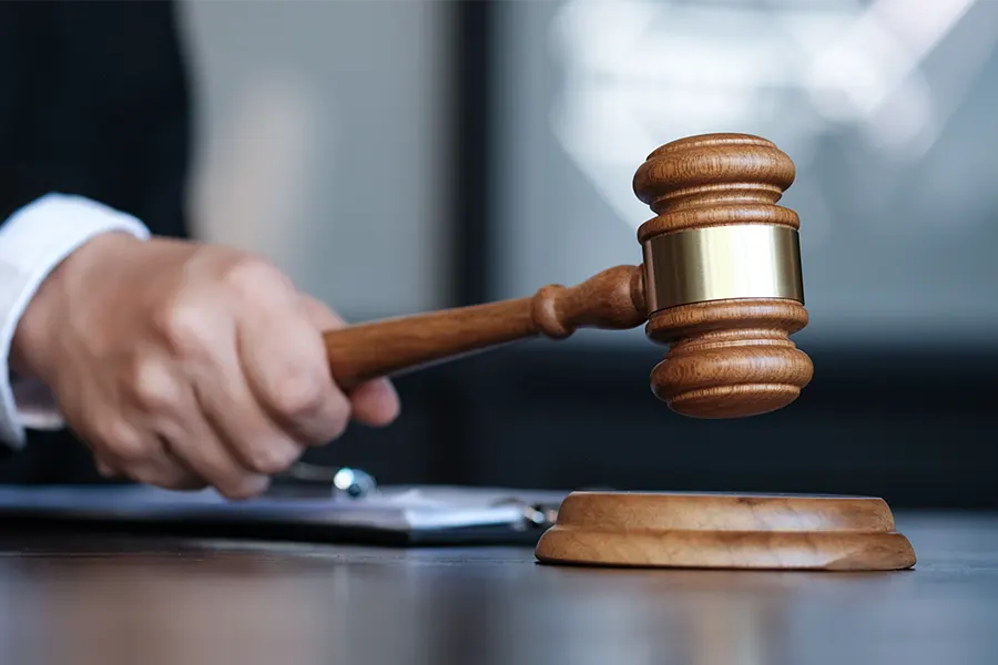 abogado preparando la ejecución de una sentencia judicial