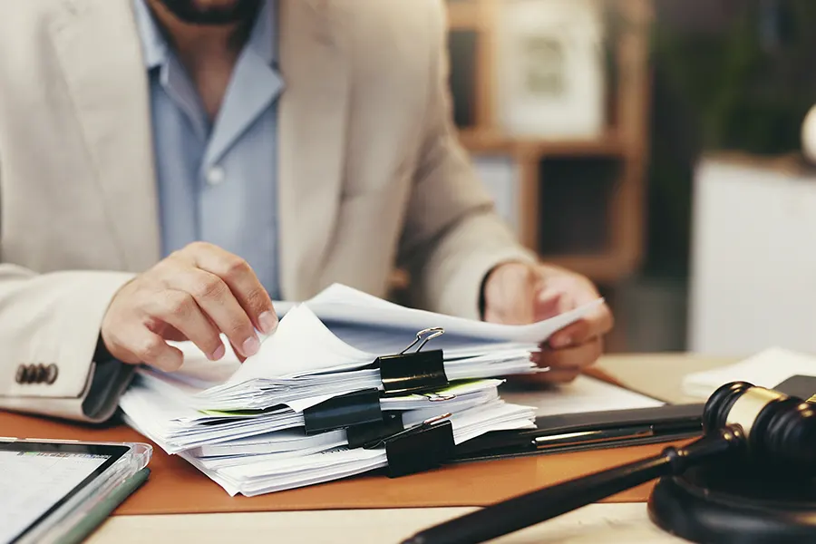 abogado revisando pruebas para un juicio civil